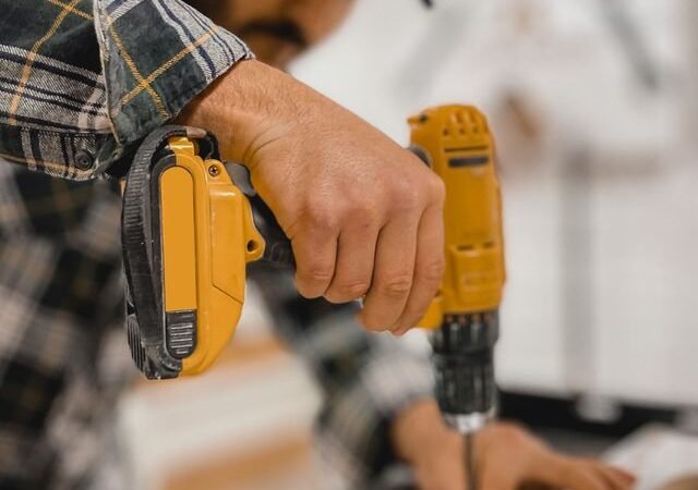 Furadeira: tudo que você precisa saber antes de comprar a primeira